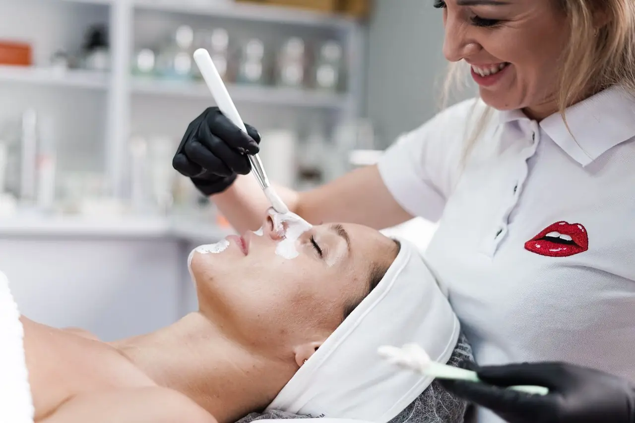 Clara Bennett - Brow & Lash Artist